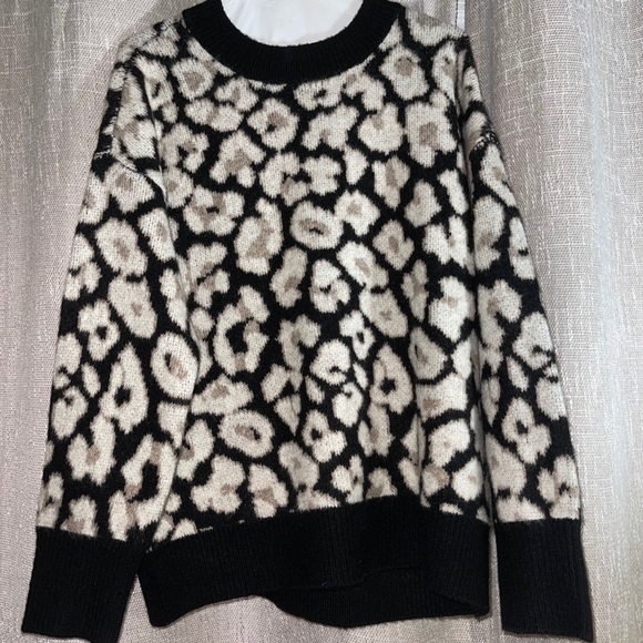 Vince Camuto oversized leopard sweater - Picture 2 of 3